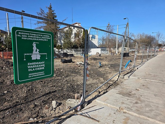 Ogrodzony teren budowy tunelu w Rembertowie, która właśnie rusza