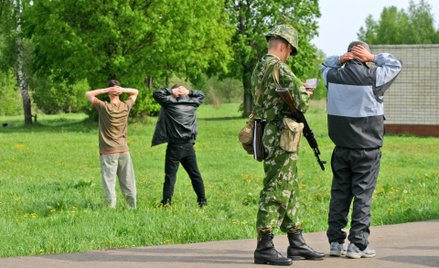 Rosja: Żołnierze sił rakietowych musieli płacić haracze bandytom