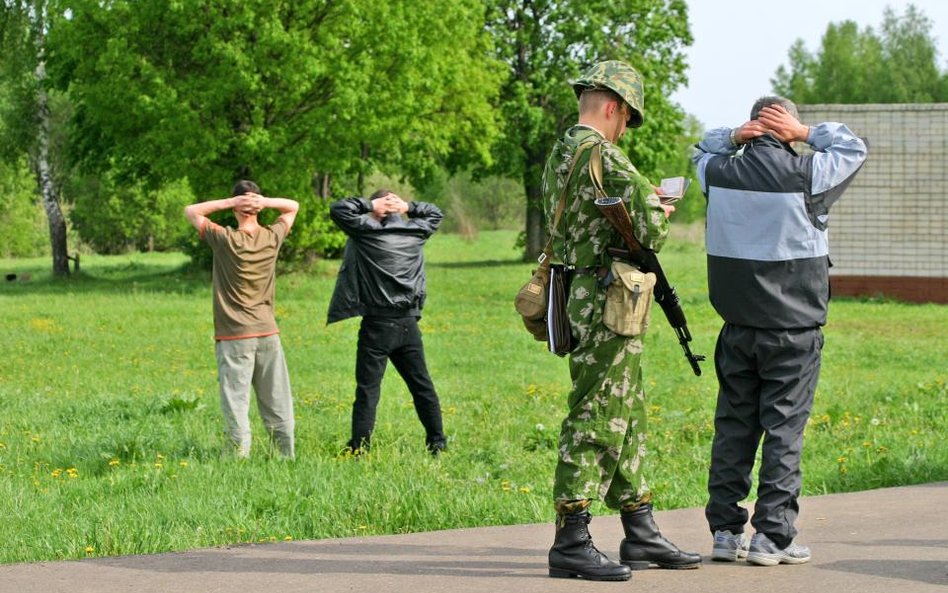 Rosja: Żołnierze sił rakietowych musieli płacić haracze bandytom