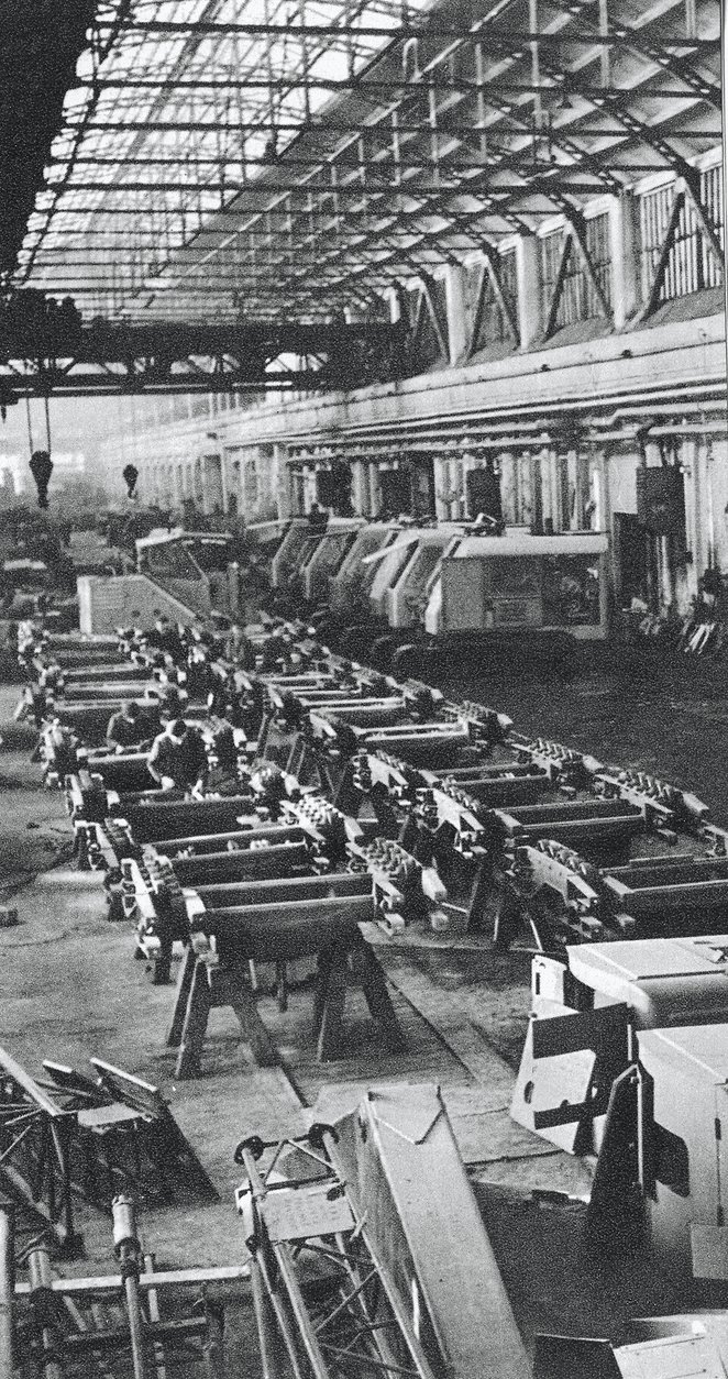 Od 1953 produkowano w „Waryńskim” – początkowo na licencji radzieckiej – koparki gąsienicowe. Dość s