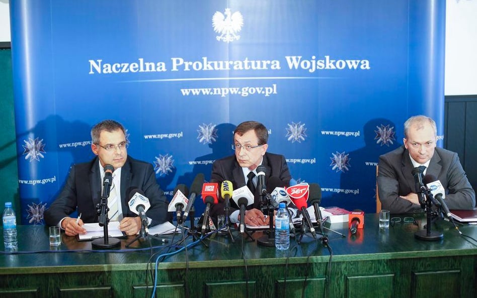 Konferencja prasowa NPW. Ppłk Janusz Wójcik (z prawej)