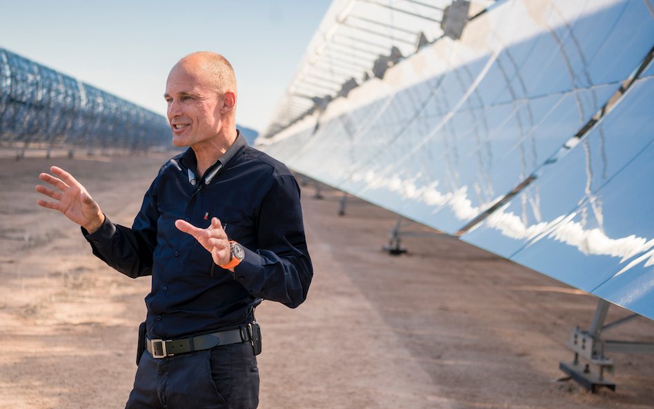 Betrand Piccard dwukrotnie okrążył ziemię – najpierw na pokładzie balonu, następnie – jako pilot