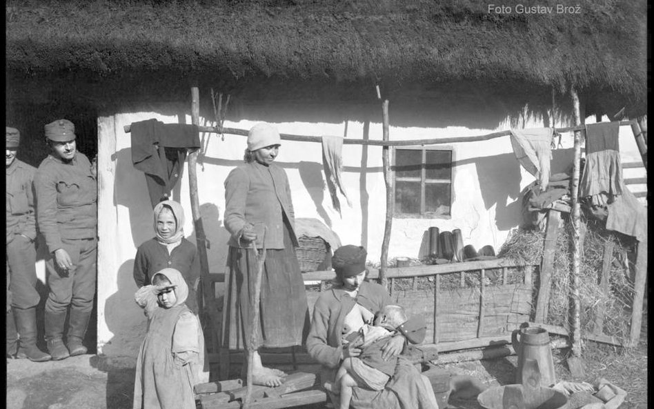 Karmienie piersią, okres I wojny światowej, fot. Gustav Brož