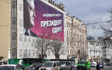 Plakat wyborczy starającego się o reelekcję Petra Poroszenki w Kijowie