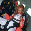 Agnieszka Sawicka, trenerka z firmy MS TEAM przygotowuje się do skoku ze spadochronem z instruktorem