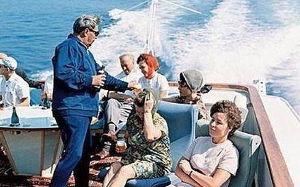 Czasy świetności - z lewej, w dresie i pantoflach, Leonid Breżniew