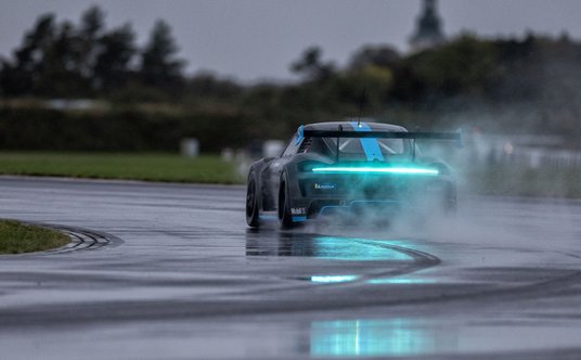 Porsche GT4 e-Performance z nietypowym tylnym światłem