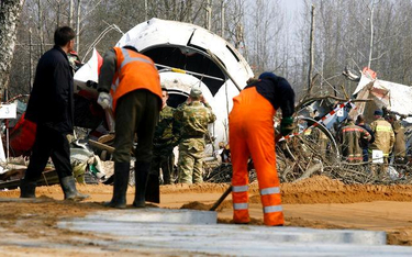 Rosyjskie służby na miejscu katastrofy w Smoleńsku
