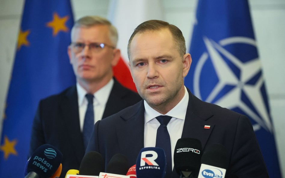 Prezydent Karol Nawrocki i szef BBN Sławomir Cenckiewicz na konferencji prasowej zwołanej w związku 