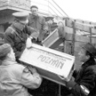 Budapeszt, 1956. Wyładunek pomocy medycznej przesłanej dla Węgrów z Polski.