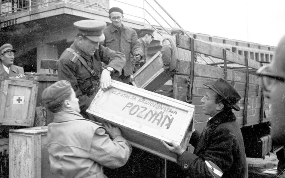 Budapeszt, 1956. Wyładunek pomocy medycznej przesłanej dla Węgrów z Polski.