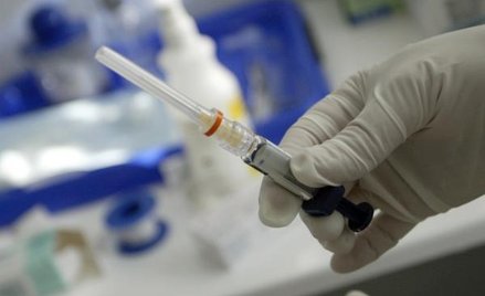 Pielęgniarka zabierze zużyte strzykawki