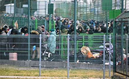 Uchodźcy z Ukrainy oczekujący na przekroczenie pieszego polsko-ukraińskiego przejścia granicznego w 