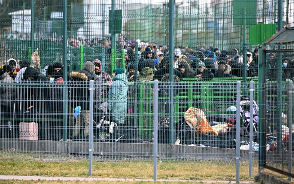 Uchodźcy z Ukrainy oczekujący na przekroczenie pieszego polsko-ukraińskiego przejścia granicznego w 