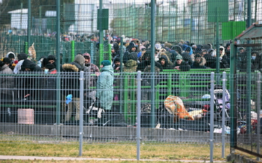 Uchodźcy z Ukrainy oczekujący na przekroczenie pieszego polsko-ukraińskiego przejścia granicznego w 