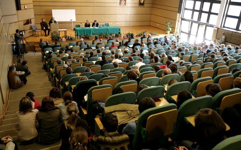 Uczelnie nie są w stanie wyłapać fałszywych prac