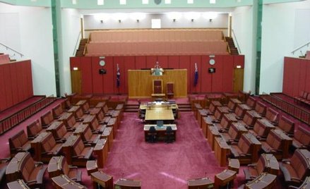 Siedziba australijskiego Senatu By Dysprosia (Own work) [BSD (http://opensource.org/licenses/bsd-lic