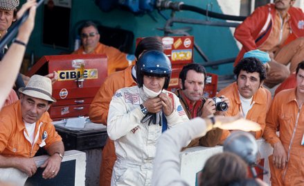 Steve McQueen i Heuer Monaco na nadgarstku. Niebawem jeden z zegarków noszonych przez McQueena trafi