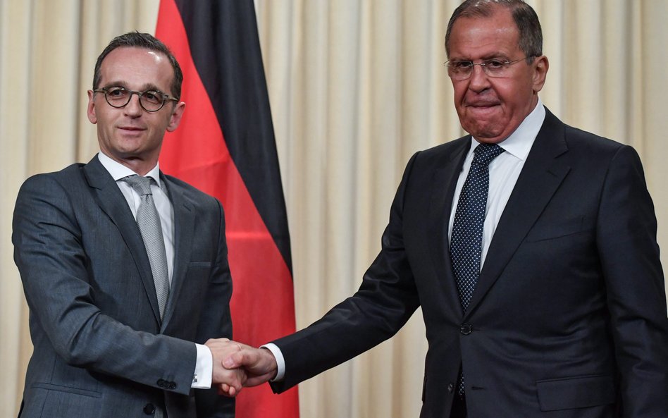 8 dni przed rozmowami Merkel–Putin spotkali się szefowie dyplomacji Heiko Maas (z lewej) i Siergiej 