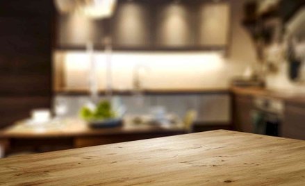 Mężczyzna przeprowadzał zabiegi na stole kuchennym