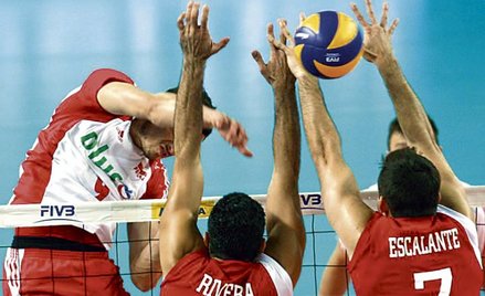 Atakuje Zbigniew Bartman. W piątkowym meczu zdobył 23 punkty