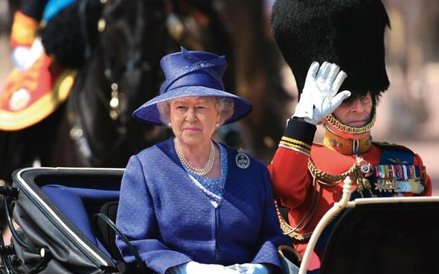 2006 r. Królowa Elżbieta II z księciem Filipem podczas dorocznej parady z okazji jej urodzin.