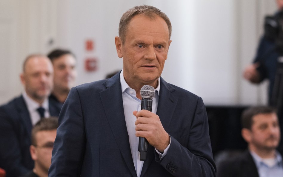 Donald Tusk (na zdjęciu) unika odpowiedzi na pytania, które dotyczą ogólnych kwestii