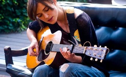 Keira Knightley (Gretta) śpiewa i gra na gitarze tak, jakby wychowała się w Nashville