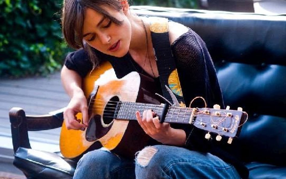 Keira Knightley (Gretta) śpiewa i gra na gitarze tak, jakby wychowała się w Nashville