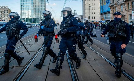 Za niedawne „zabezpieczanie” protestów kobiet policjanci dostali po tysiąc złotych premii