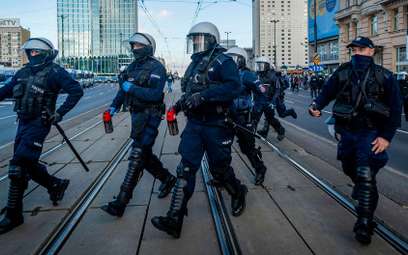 Za niedawne „zabezpieczanie” protestów kobiet policjanci dostali po tysiąc złotych premii
