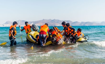 Uchodźcy z Afryki i Bliskiego Wschodu przybywają do krajów południowej Europy. Pakt migracyjny to me