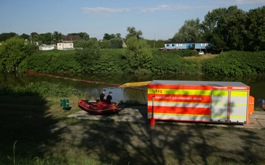 Pojazd czeskiej straży pożarnej przy brzegu Odry we wsi Chałupki