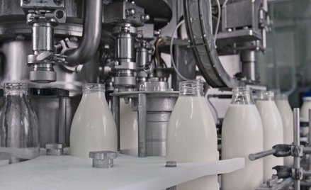 W Gostyniu ruszył proces w aferze dotyczącej „chrzczenia” mleka / zdjęcie ilustracyjne