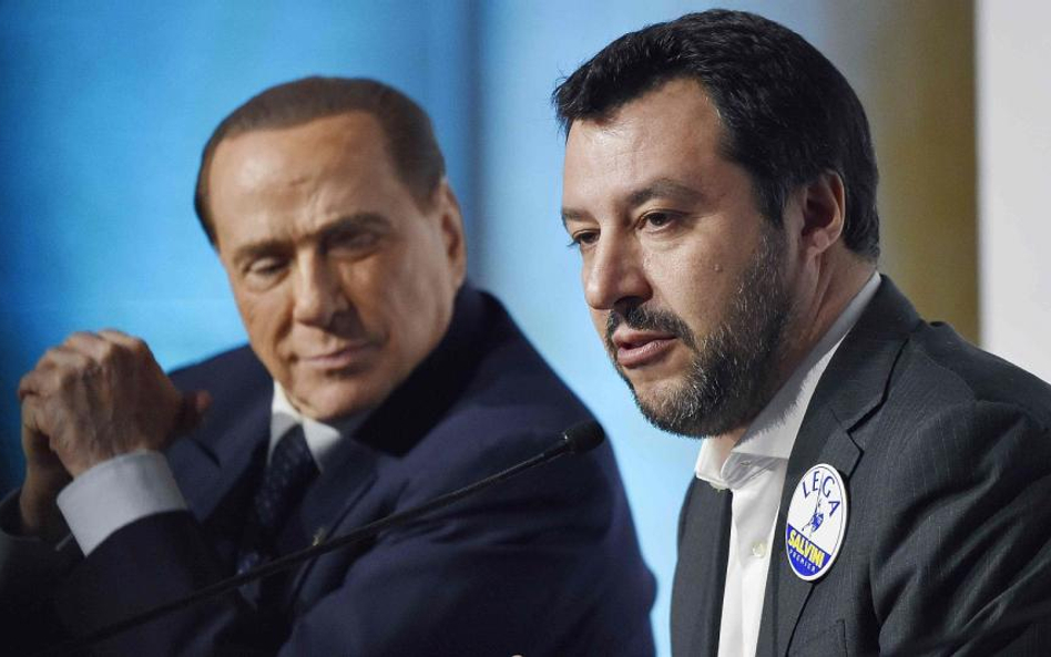 Liga zdobyła więcej głosów od Forza Italia. Dlatego to Matteo Salvini (z prawej), a nie Silvio Berlu