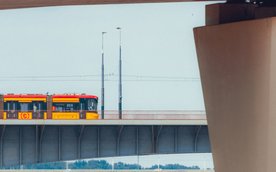 Pracownicy Tramwajów Warszawskich uratowali życie kobiety na jednym z mostów