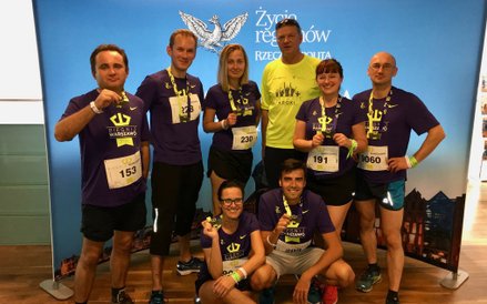 Jacek Wszoła (w żółtej koszulce) z reprezentacją „Rzeczpospolitej" po „Biegnij Warszawo".