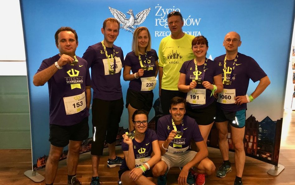 Jacek Wszoła (w żółtej koszulce) z reprezentacją „Rzeczpospolitej" po „Biegnij Warszawo".