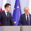 Minister finansów Andrzej Domański (L) i wiceminister finansów Jarosław Neneman (P)