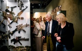 Zwiedzający zobaczą także przedmioty należące do GROM-owców, m.in. broń, umundurowanie, spadochrony,