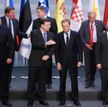 Donald Tusk (w środku) wyrósł na nieformalnego lidera obozu nazywanego złośliwie eurobiedotą