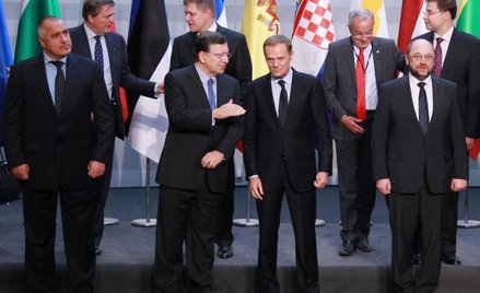 Donald Tusk (w środku) wyrósł na nieformalnego lidera obozu nazywanego złośliwie eurobiedotą