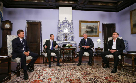 Prezes Gazpromu Aleksiej Miller, premier Rosji Dmitrij Miedwiediew, kandydat na prezydenta Ukrainy J