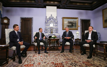 Prezes Gazpromu Aleksiej Miller, premier Rosji Dmitrij Miedwiediew, kandydat na prezydenta Ukrainy J