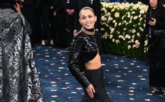 MET Gala 2025: Miley Cyrus w stylizacji Alaïa projektu Pietera Muliera.