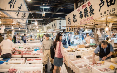 Zwiedzanie japońskich targów rybnych to przeżycie działające na wszystkie zmysły. Warto się tam zatr