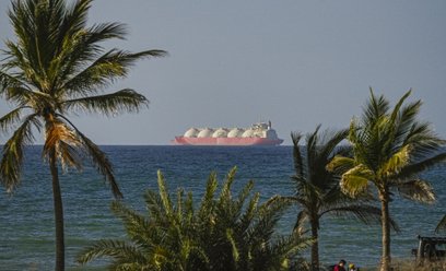 Statek przepływający przez Cieśninę Ormuz przed wybuchem wojny z Iranem