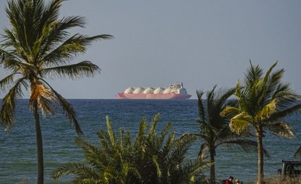 Statek przepływający przez Cieśninę Ormuz przed wybuchem wojny z Iranem