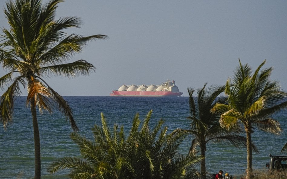 Statek przepływający przez Cieśninę Ormuz przed wybuchem wojny z Iranem