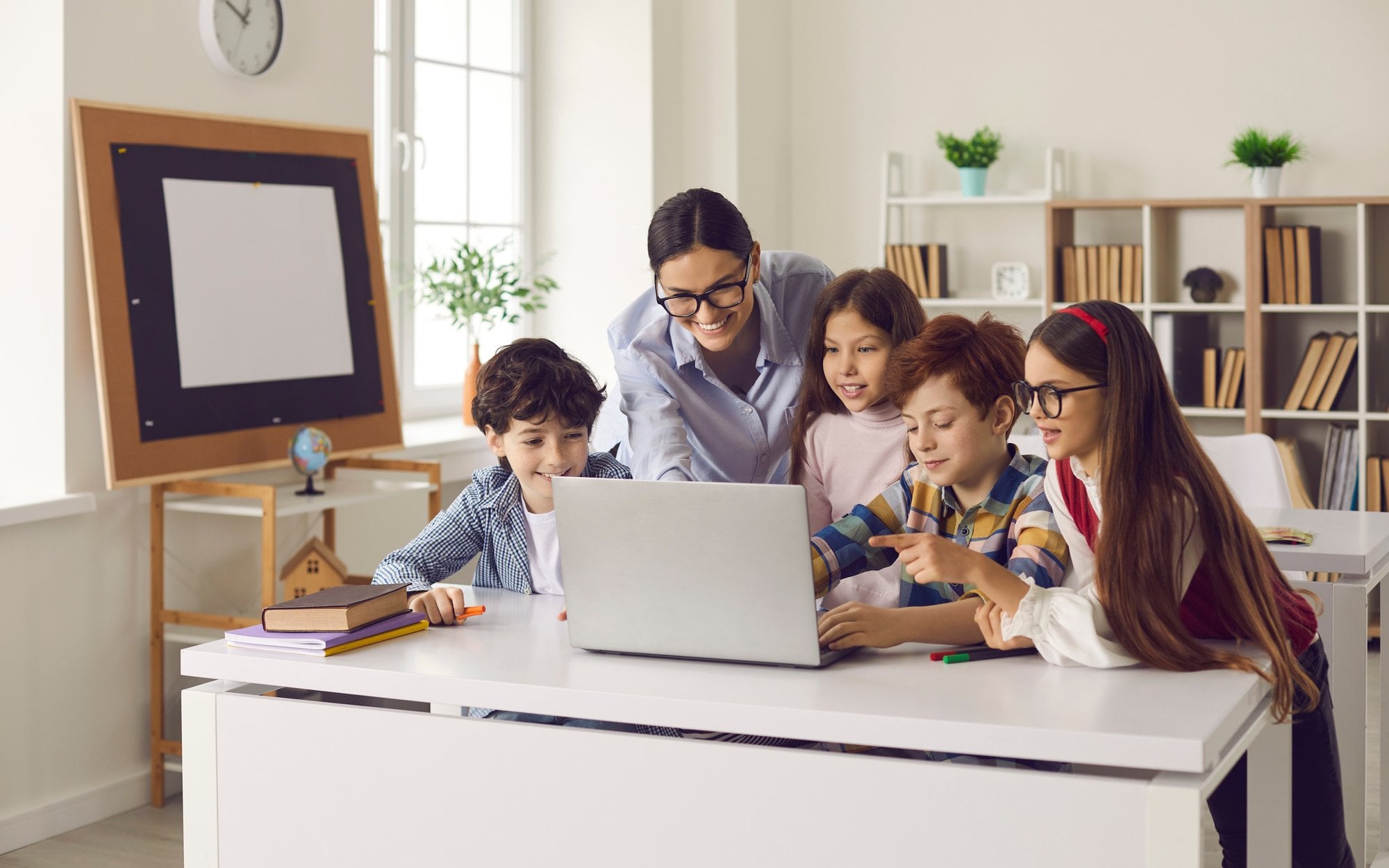 Użycie AI w edukacji może osłabiać rozwój kluczowych umiejętności. Badacze ostrzegają